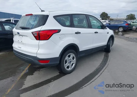 2019 Ford Escape S z USA, uszkodzony, nr VIN 1FMCU0F70KUB62076